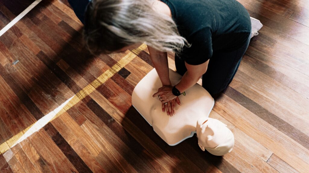 Instructor demonstrating CPR technique during BHV basic training course in Curaçao